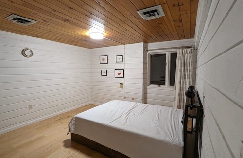 Sharon House | Serene Lakefront Pool Home Near Boston and Foxboro Gillette Stadium