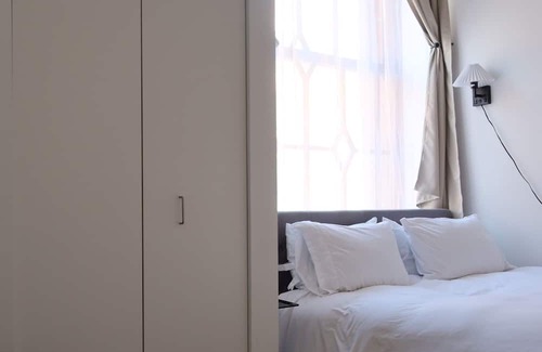Uptown Apartment | Maisons de Promettre Modern Elegance Suite in the Heart of Uptown Chicago
