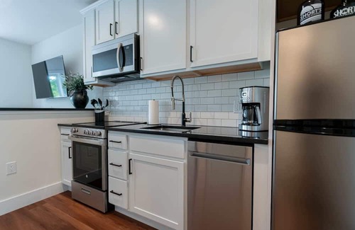 Bellaire Apartment | Modern Studio in Bellaire