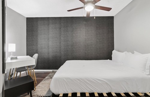 Brentwood Apartment | Modern Luxe 1B City Skyline View Near Downtown