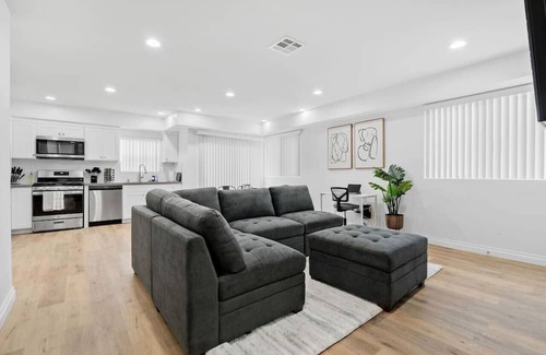 Compton House | Stylish New home Near DTLA, Disneyland, SOFI