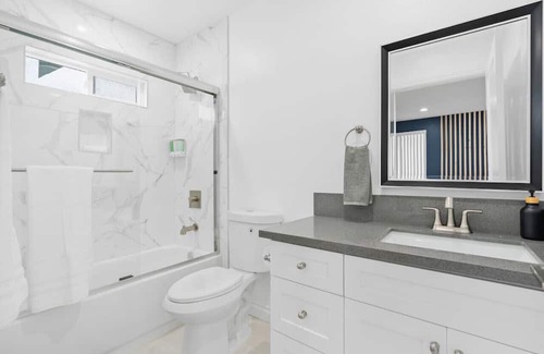 Compton House | Stylish New home Near DTLA, Disneyland, SOFI