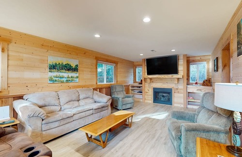 Coolin House | Waterfront custom-built home with screened-in porch & gas fireplace