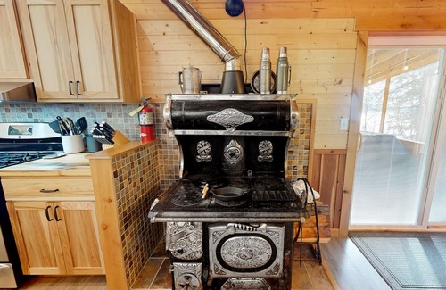 Coolin House | Waterfront custom-built home with screened-in porch & gas fireplace