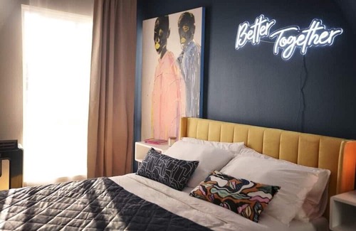 West Hollywood Apartment | Luxury Oasis in WestHollywood:Free parking & pool