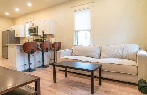 Urbana House | Updated 2 BR/1 BA Free Parking