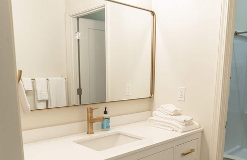 Urbana House | Updated 2 BR/1 BA Free Parking