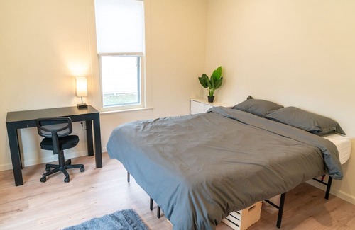 Urbana House | Updated 2 BR/1 BA Free Parking