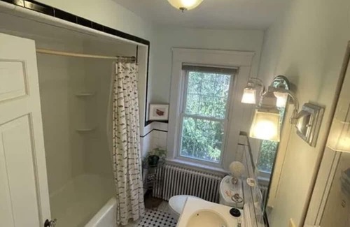 Top of the Hill House | Lovely 4 bdrm home- perfect location- walk to beach and town. Parking/EV Chrgpnt