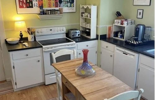 Top of the Hill House | Lovely 4 bdrm home- perfect location- walk to beach and town. Parking/EV Chrgpnt