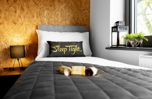 Headingley Apartment | The Headingley House Leeds - Hot Tub - Sleeps Up To 12 - EV Charging