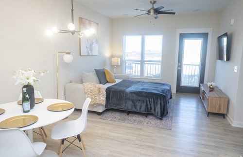 North Charlotte Apartment | New listing discount!! Brand new apartment in hip NoDa area. Amazing location!