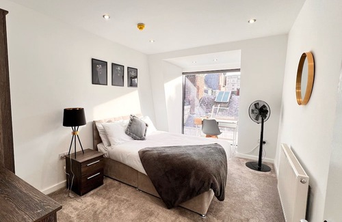 Liverpool City Centre Apartment | 1.2km from the city centre! & Liverpool John Lennon Airport, 14 km away.