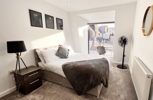 Liverpool City Centre Apartment | 1.2km from the city centre! & Liverpool John Lennon Airport, 14 km away.