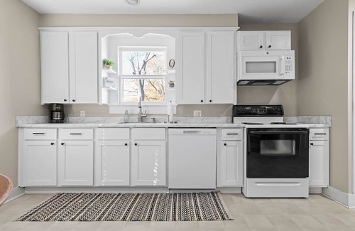 Pineville Apartment | Remodeled Historical Apt with comfortable furnishings. Safe, convenient area