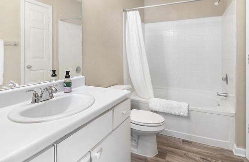 Pearl River Apartment | Modern Apartment in Prime Location (ID1402X064)