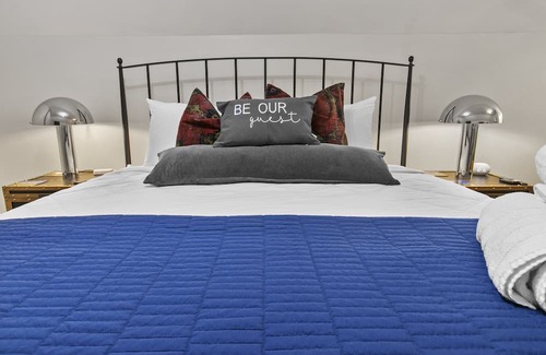 Green Bay House | The Hilltop Hideaway with Hot Tub