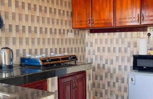 Kampala Apartment | Cozy Apt close to Acacia 2BDR, UnLtd WIFI, Netflix