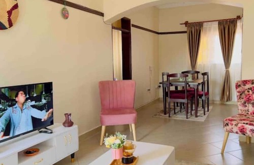 Kampala Apartment | Cozy Apt close to Acacia 2BDR, UnLtd WIFI, Netflix