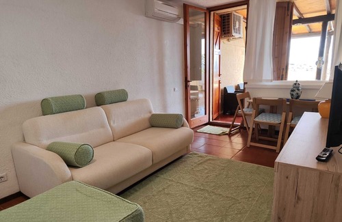 Cugnana Verde Apartment | Apartment 'Bella Vista 2' with Sea View, Wi-Fi and Air Conditioning