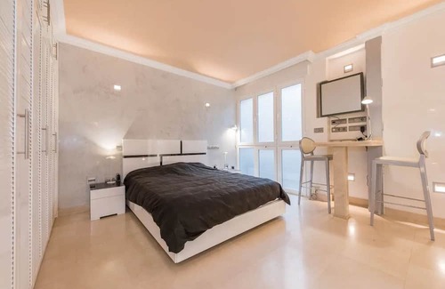 Castellana Apartment | Descubre la esencia del lujo y la comodidad en este espectacular apartamento.