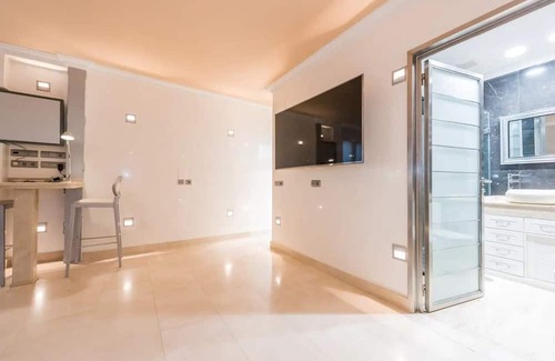 Castellana Apartment | Descubre la esencia del lujo y la comodidad en este espectacular apartamento.