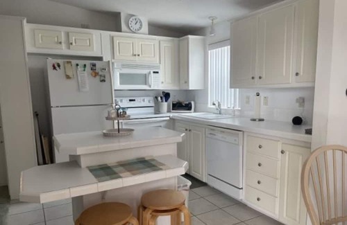 Nettles Island House | Bright and Cozy Beach House | 2 Bed, 2 Bath