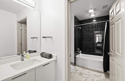 Charlotte Center City Apartment | 3Bedroom w/ Game Room!