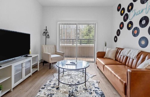 Charlotte Center City Apartment | 4BR Apt in Uptown - Balcony w/ City Views!