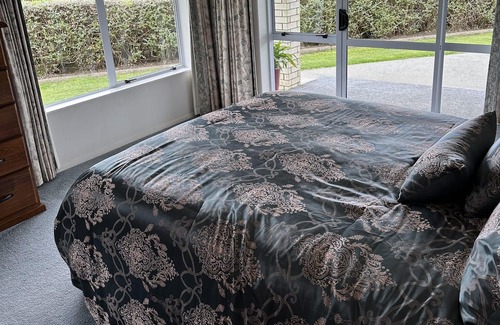 Whakatiwai House | SLICE OF HEAVEN IN KAIAUA WITH SEA VIEWS - BEACH & PARK WITHIN WALKING DISTANCE