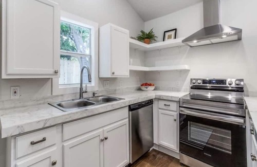 Oak Cliff House | Modern 3 Bedroom Home near bishop arts