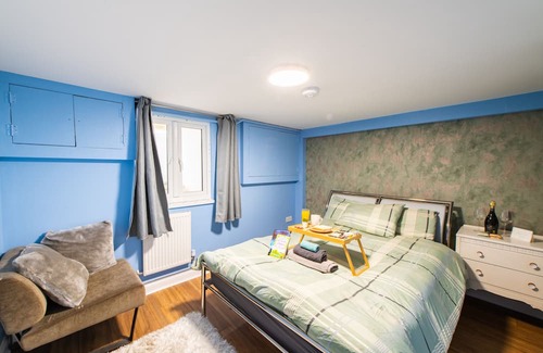 Maidstone Bed & Breakfast | Sleeps 6 in Maidstone Central 2BR + Sofa