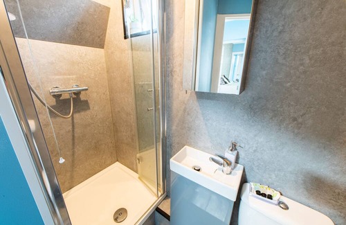 Maidstone Bed & Breakfast | Sleeps 6 in Maidstone Central 2BR + Sofa