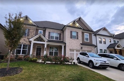 Auburn House | Luxury Living in Atlanta Area Room for Month