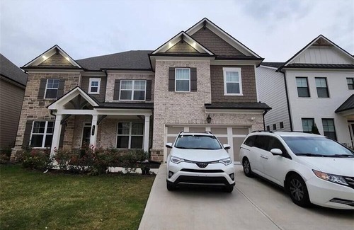 Auburn House | Luxury Living in Atlanta Area Room for Month