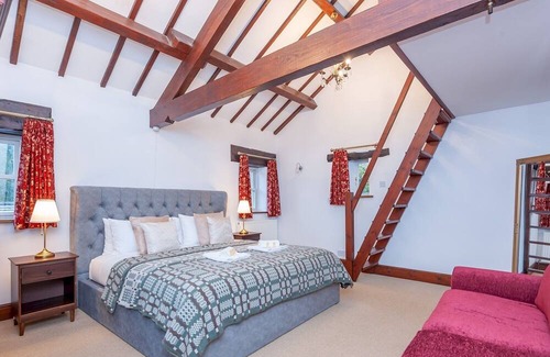 Farsley House | Pass the Keys | Majestic Farmhouse Barn 8 Guests