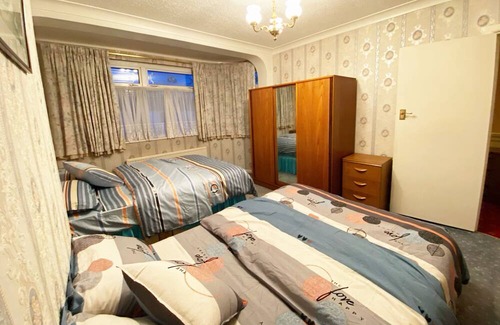 Longbridge House | London House sleeps 9 with parking spaces