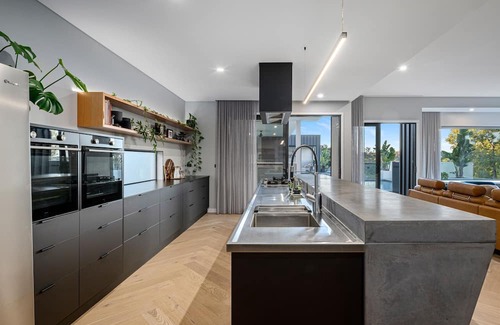 Albury House | Luxurious urban oasis with pool in Central Albury