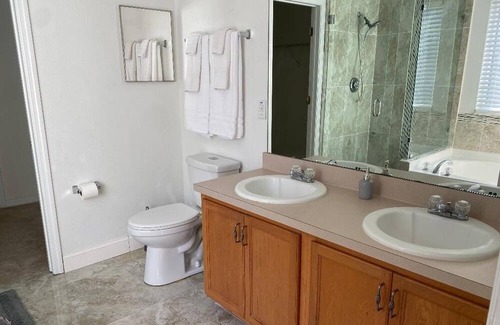 Legacy Park House | BEAUTIFUL 4 BEDROOM HOME 10min FROM DISNEY W/ HEATED SPA