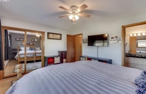 Milwaukie House | Milwaukie home, walking distance to downtown Milwaukie and MAX train.