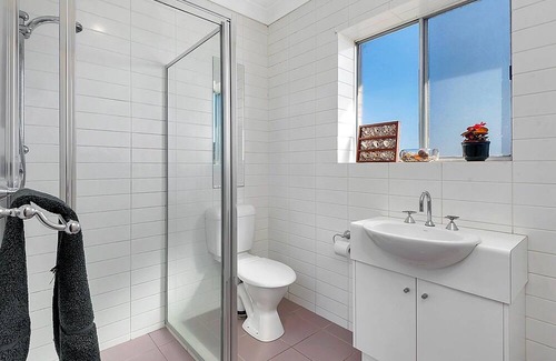 Adelaide Apartment | Iconic Largs Bay Foreshore Holiday Apartment - Beach Days & Sunsets!