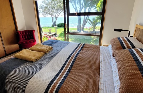 Parapara Cottage | Beachfront Bliss - romantic & cosy on the beach