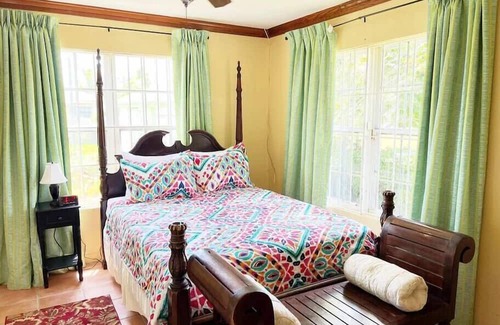 Nassau Apartment | Cozy Retreat with 3 Queen Beds