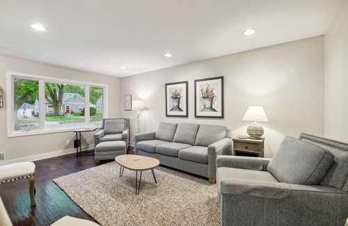 St. Louis Park House | Family/pet-friendly home just 5 minutes to downtown Minneapolis or "The Lakes".