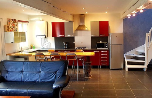 Aiguillon House | Vacation Home "Gîte Au Bord Du Lot" with Private Terrace, Private Garden & Wi-Fi