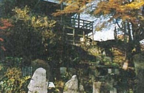 Togura Kamiyamada Onsen House | Double Spacious 180cmwide queensize bed Smoki / Chikuma Nagano