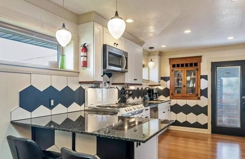 Liberty Wells House | Private Hot Tubs,Patio and Yard,Close to Parks