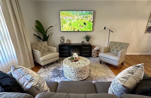 Northeast Raleigh House | Luxurious-Stylish Modern Home Close to Downtown Raleigh!