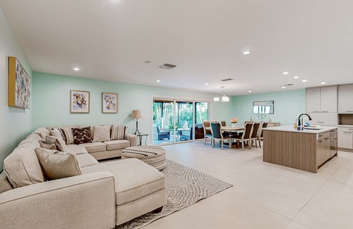 Central Naples House | Sunlit enchanting retreat with gorgeous yard & large patio - near beaches & golf