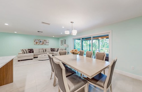 Central Naples House | Sunlit enchanting retreat with gorgeous yard & large patio - near beaches & golf